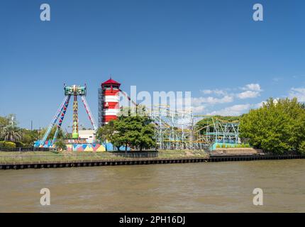 Toboggan, balançoire et montagnes russes dans le parc de loisirs et parc à thème Parque de la Costa Banque D'Images
