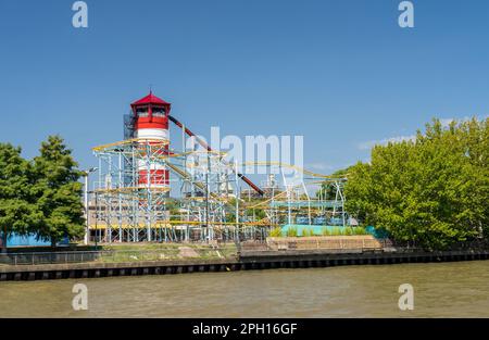 Toboggan, balançoire et montagnes russes dans le parc de loisirs et parc à thème Parque de la Costa Banque D'Images