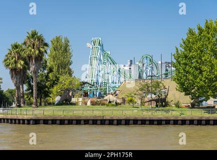 Montagnes russes dans le parc de la Costa Funfair et parc à thème à Tigre Argentina sur le delta de Parana Banque D'Images