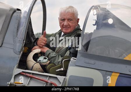 Londres, Royaume-Uni. 21st juillet 2016. L'ancien pilote tchèque de la RAF, Emil Bocek, s'est envolé à bord de Spitfire à Londres, en Grande-Bretagne, en 21 juillet 2016. Bocek, le dernier pilote de chasse tchèque vivant en service dans la RAF britannique (Royal Air Force) pendant la Seconde Guerre mondiale, est décédé samedi, 25 mars 2023. Il avait 100 ans. Crédit: Capek Karel/CTK photo/Alay Live News Banque D'Images