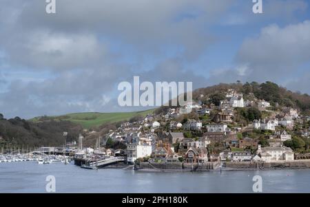 Kingswear, Dartmouth, Devon, Royaume-Uni. 24th mars 2023. Météo au Royaume-Uni : un bel après-midi de printemps à l'estuaire de la rivière Dart. Le magnifique village de Kingjure est une image parfaite sous le soleil de l'après-midi avant l'arrivée de fortes averses de pluie. Credit: Celia McMahon/Alamy Live News Banque D'Images