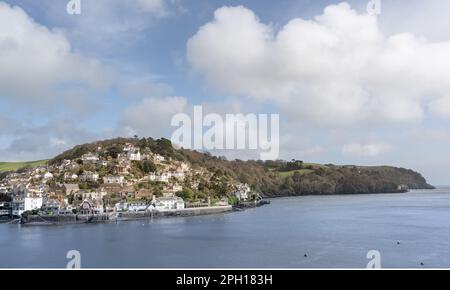 Kingswear, Dartmouth, Devon, Royaume-Uni. 24th mars 2023. Météo au Royaume-Uni : un bel après-midi de printemps à l'estuaire de la rivière Dart. Le magnifique village de Kingjure est une image parfaite sous le soleil de l'après-midi avant l'arrivée de fortes averses de pluie. Credit: Celia McMahon/Alamy Live News Banque D'Images