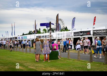 Un grand nombre d'hommes et de femmes visitant le parc d'expositions animé, faisant du shopping et se rendant dans les stands (grande roue) - Great Yorkshire Show, Harrogate, Angleterre, Royaume-Uni. Banque D'Images