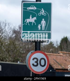 Fermez et sélectionnez un panneau de signalisation de voie silencieuse et un panneau de limite de vitesse de 30mph Banque D'Images