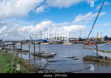 Bateaux, jetées et jetées sur la rivière Blyth à Walberswick, sur la côte du Suffolk Banque D'Images