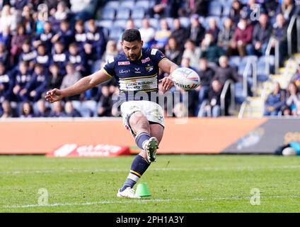 Rhyse Martin de Leeds Rhinos lance une conversion lors du match de la Super League de Betfred au stade Headingley, à Leeds. Date de la photo: Samedi 25 mars 2023. Banque D'Images