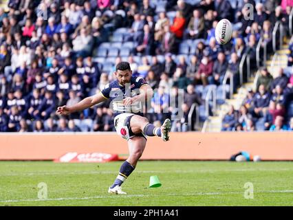 Rhyse Martin de Leeds Rhinos lance une conversion lors du match de la Super League de Betfred au stade Headingley, à Leeds. Date de la photo: Samedi 25 mars 2023. Banque D'Images