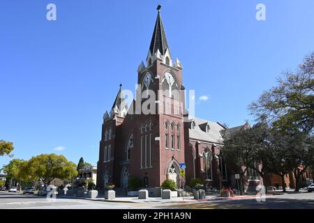 ORANGE, CALIFORNIE - 24 MARS 2023 : The St. L'église luthérienne Johns, fondée en 1882, construite en 1913-14, est située dans la vieille ville. Banque D'Images