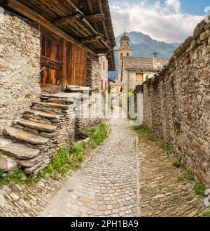 L'architecture rurale du village de Soglio au crépuscule dans la gamme Bregaglia - Suisse. Banque D'Images