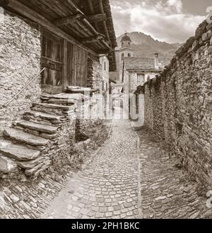 L'architecture rurale du village de Soglio au crépuscule dans la gamme Bregaglia - Suisse. Banque D'Images