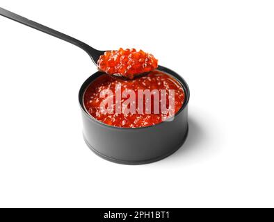 Caviar de saumon rouge dans une boîte noire et dans une cuillère décorative noire sur fond blanc. Fruits de mer délicieux utiles, poisson en conserve. Banque D'Images