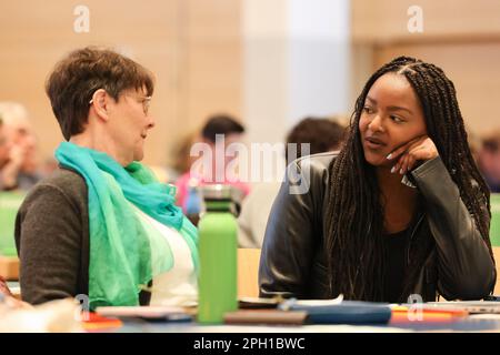 25 mars 2023, Schleswig-Holstein, Neumünster: Monika Heinold (l, Bündnis 90/Die Grünen), Ministre des finances du Schleswig-Holstein, et Aminata Toure, Ministre des affaires sociales, de la jeunesse, de la famille, des personnes âgées, de l'intégration et de l'égalité, Asseyez-vous ensemble à la conférence du parti d'État du Parti Vert du Schleswig-Holstein. Pour les élections locales sur 14 mai 2023, les Verts visent la deuxième place à l'échelle de l'État. À Neumünster, ils discutent de divers sujets allant de la transition énergétique et de la mobilité aux demandes d'interdiction des pétards. Photo: Frank Molter/dpa Banque D'Images