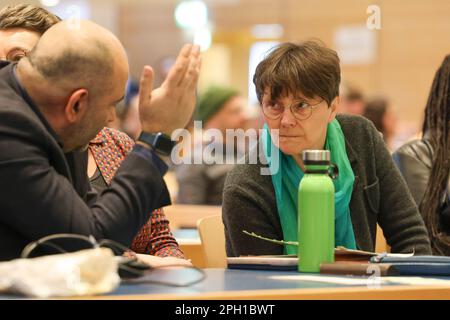 25 mars 2023, Schleswig-Holstein, Neumünster: Omid Nouripur (l), président fédéral de Bündnis 90/Die Grünen, et Monika Heinold, ministre des Finances du Schleswig-Holstein, sont en conversation lors de la conférence du parti d'Etat du Parti Vert du Schleswig-Holstein. Pour les élections locales sur 14 mai 2023, les Verts visent la deuxième place à l'échelle de l'État. À Neumünster, ils discuteront de divers sujets, de la transition énergétique à la mobilité et des demandes d'interdiction des pétards. Photo: Frank Molter/dpa Banque D'Images