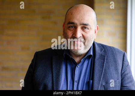 25 mars 2023, Schleswig-Holstein, Neumünster: Omid Nouripur, président fédéral de Bündnis 90/Die Grünen, regarde la caméra à la conférence du parti d'État des Verts au Schleswig-Holstein. Les Verts cherchent la deuxième place dans l'État pour les élections locales sur 14 mai 2023. À Neumünster, ils discutent de divers sujets, de la transition énergétique à la mobilité et des demandes d'interdiction des pétards. Photo: Frank Molter/dpa Banque D'Images