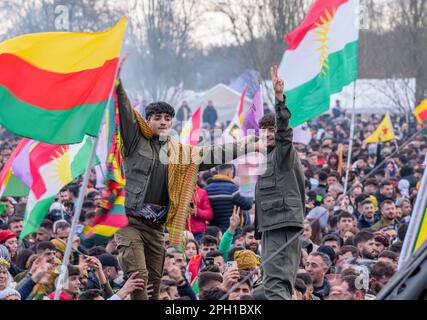 25 mars 2023, Hesse, Francfort-sur-le-main: Les gens prennent part à la célébration centrale du nouvel an kurde 'Newroz', en agitant des drapeaux. Des milliers de personnes de toute l'Allemagne se sont rassemblées à Rebstockpark. Photo: Andreas Arnold/dpa Banque D'Images