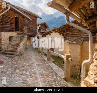 L'architecture rurale du village de Soglio au crépuscule dans la gamme Bregaglia - Suisse. Banque D'Images