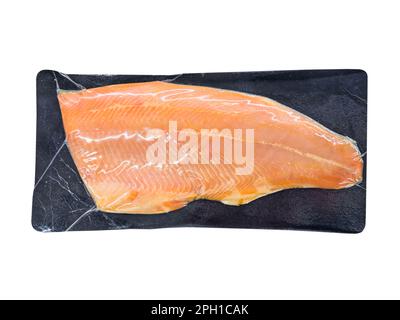 Poisson de saumon emballé sous vide isolé sur fond blanc. Banque D'Images