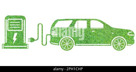 Concept de voiture écologique avec station de charge pour véhicule électrique. Voiture EV recouverte d'herbe isolée sur fond blanc. Vert durable nettoyage energ Banque D'Images