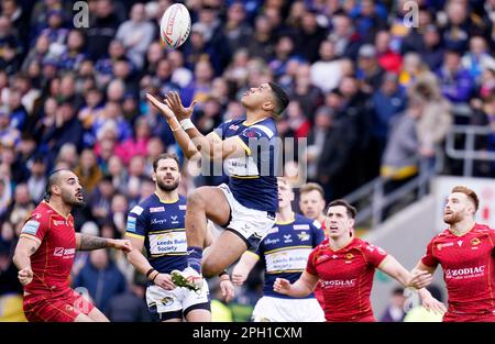 David Fusitu'a de Leeds Rhinos saisit le ballon lors du match de la Super League de Betfred au stade Headingley, à Leeds. Date de la photo: Samedi 25 mars 2023. Banque D'Images