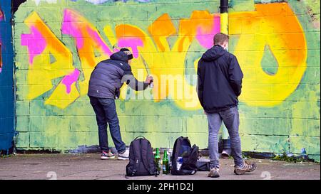 Glasgow, Écosse, Royaume-Uni 25tht mars 2023. Le relooking graffiti de Clyde Walkway a vu le chemin couvert d'art à côté de la rivière peint sur que les guerriers de pulvérisation rivale peuvent recouvrir les œuvres d'art de leurs rivaux comme les touristes bemused regarder sur. Crédit Gerard Ferry/Alay Live News Banque D'Images