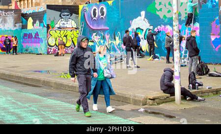 Glasgow, Écosse, Royaume-Uni 25tht mars 2023. Le relooking graffiti de Clyde Walkway a vu le chemin couvert d'art à côté de la rivière peint sur que les guerriers de pulvérisation rivale peuvent recouvrir les œuvres d'art de leurs rivaux comme les touristes bemused regarder sur. Crédit Gerard Ferry/Alay Live News Banque D'Images