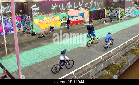 Glasgow, Écosse, Royaume-Uni 25tht mars 2023. Le relooking graffiti de Clyde Walkway a vu le chemin couvert d'art à côté de la rivière peint sur que les guerriers de pulvérisation rivale peuvent recouvrir les œuvres d'art de leurs rivaux comme les touristes bemused regarder sur. Crédit Gerard Ferry/Alay Live News Banque D'Images