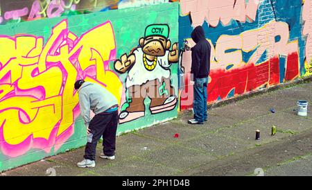 Glasgow, Écosse, Royaume-Uni 25tht mars 2023. Le relooking graffiti de Clyde Walkway a vu le chemin couvert d'art à côté de la rivière peint sur que les guerriers de pulvérisation rivale peuvent recouvrir les œuvres d'art de leurs rivaux comme les touristes bemused regarder sur. Crédit Gerard Ferry/Alay Live News Banque D'Images