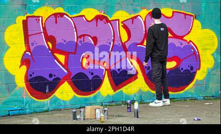 Glasgow, Écosse, Royaume-Uni 25tht mars 2023. Le relooking graffiti de Clyde Walkway a vu le chemin couvert d'art à côté de la rivière peint sur que les guerriers de pulvérisation rivale peuvent recouvrir les œuvres d'art de leurs rivaux comme les touristes bemused regarder sur. Crédit Gerard Ferry/Alay Live News Banque D'Images