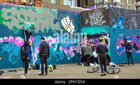 Glasgow, Écosse, Royaume-Uni 25tht mars 2023. Le relooking graffiti de Clyde Walkway a vu le chemin couvert d'art à côté de la rivière peint sur que les guerriers de pulvérisation rivale peuvent recouvrir les œuvres d'art de leurs rivaux comme les touristes bemused regarder sur. Crédit Gerard Ferry/Alay Live News Banque D'Images