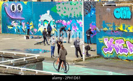 Glasgow, Écosse, Royaume-Uni 25tht mars 2023. Le relooking graffiti de Clyde Walkway a vu le chemin couvert d'art à côté de la rivière peint sur que les guerriers de pulvérisation rivale peuvent recouvrir les œuvres d'art de leurs rivaux comme les touristes bemused regarder sur. Crédit Gerard Ferry/Alay Live News Banque D'Images