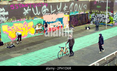 Glasgow, Écosse, Royaume-Uni 25tht mars 2023. Le relooking graffiti de Clyde Walkway a vu le chemin couvert d'art à côté de la rivière peint sur que les guerriers de pulvérisation rivale peuvent recouvrir les œuvres d'art de leurs rivaux comme les touristes bemused regarder sur. Crédit Gerard Ferry/Alay Live News Banque D'Images