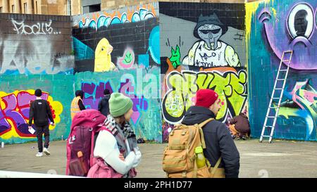 Glasgow, Écosse, Royaume-Uni 25tht mars 2023. Le relooking graffiti de Clyde Walkway a vu le chemin couvert d'art à côté de la rivière peint sur que les guerriers de pulvérisation rivale peuvent recouvrir les œuvres d'art de leurs rivaux comme les touristes bemused regarder sur. Crédit Gerard Ferry/Alay Live News Banque D'Images