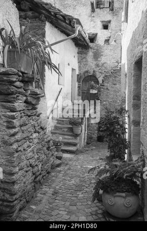 L'architecture rurale du village de Soglio au crépuscule dans la gamme Bregaglia - Suisse. Banque D'Images