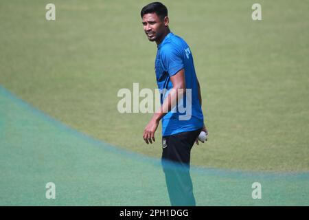 Mustafizur Rahman AS Bangladesh T20I l'équipe de cricket assiste à la pratique au stade Zahur Ahmed Chowdhury, Sagorika, Chattogram, Bangladesh. Trois matchs T20 Banque D'Images