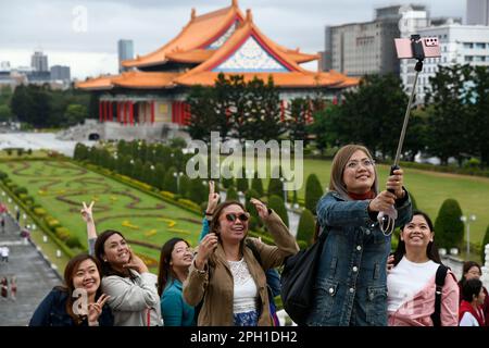 Taipei, Taïwan. 25th mars 2023. Les visiteurs prennent un selfie au Chiang Kai-shek Memorial Hall, un monument national, un monument et une attraction touristique érigés à la mémoire de l'ancien Président de la République de Chine. (Credit image: © Brennan O'Connor/ZUMA Press Wire) USAGE ÉDITORIAL SEULEMENT! Non destiné À un usage commercial ! Banque D'Images