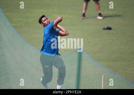 Mustafizur Rahman AS Bangladesh T20I l'équipe de cricket assiste à la pratique au stade Zahur Ahmed Chowdhury, Sagorika, Chattogram, Bangladesh. Trois matchs T20 Banque D'Images