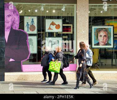 Glasgow, Écosse, Royaume-Uni 25tht mars 2023. Billy Connolly et sa collection née le jour de la pluie ne sont vendus qu'à Castle Fine Art sur la rue Queen. Les pièces signées à la main et en édition limitée peuvent être précommandées avant leur lancement officiel sur 30 mars. Crédit Gerard Ferry/Alay Live News Banque D'Images