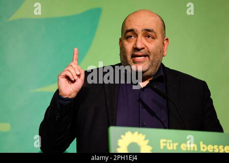 25 mars 2023, Schleswig-Holstein, Neumünster: Omid Nouripur, président fédéral de Bündnis 90/Die Grünen, parle à la conférence du parti d'État des Verts au Schleswig-Holstein. Les Verts cherchent la deuxième place dans l'État pour les élections locales sur 14 mai 2023. À Neumünster, ils discutent de divers sujets allant de la transition énergétique et de la mobilité aux demandes d'interdiction des pétards. Photo: Frank Molter/dpa Banque D'Images