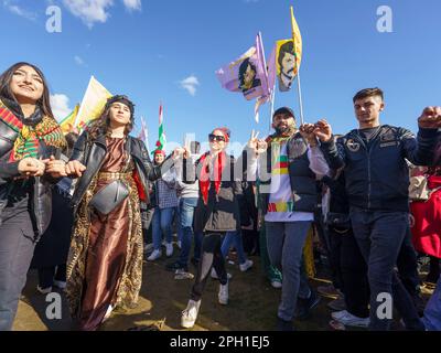 25 mars 2023, Hesse, Francfort-sur-le-main: Les gens dansent à la musique traditionnelle lors de la célébration centrale du nouvel an kurde, Newroz. Des milliers de personnes de toute l'Allemagne se sont rassemblées à Rebstockpark pour célébrer le nouvel an kurde « Newroz ». Photo: Andreas Arnold/dpa Banque D'Images