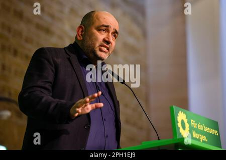 25 mars 2023, Schleswig-Holstein, Neumünster: Omid Nouripur, président fédéral de Bündnis 90/Die Grünen, parle à la conférence du parti d'État des Verts au Schleswig-Holstein. Les Verts cherchent la deuxième place dans l'État pour les élections locales sur 14 mai 2023. À Neumünster, ils discutent de divers sujets allant de la transition énergétique et de la mobilité aux demandes d'interdiction des pétards. Photo: Frank Molter/dpa Banque D'Images