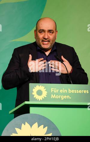 25 mars 2023, Schleswig-Holstein, Neumünster: Omid Nouripur, président fédéral de Bündnis 90/Die Grünen, parle à la conférence du parti d'État des Verts au Schleswig-Holstein. Les Verts cherchent la deuxième place dans l'État pour les élections locales sur 14 mai 2023. À Neumünster, ils discutent de divers sujets allant de la transition énergétique et de la mobilité aux demandes d'interdiction des pétards. Photo: Frank Molter/dpa Banque D'Images