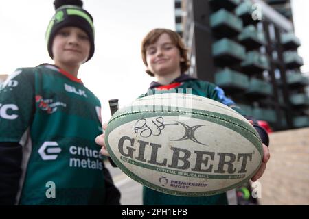 Les fans irlandais de Londres se tournent vers la caméra lors du match Gallagher Premiership entre London Irish et Northampton Saints au Gtech Community Stadium, Brentford, le samedi 25th mars 2023. (Photo: Federico Guerra Maranesi | MI News) Credit: MI News & Sport /Alamy Live News Banque D'Images