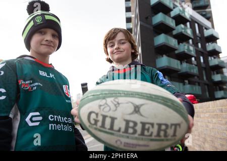 Les fans irlandais de Londres se tournent vers la caméra lors du match Gallagher Premiership entre London Irish et Northampton Saints au Gtech Community Stadium, Brentford, le samedi 25th mars 2023. (Photo: Federico Guerra Maranesi | MI News) Credit: MI News & Sport /Alamy Live News Banque D'Images