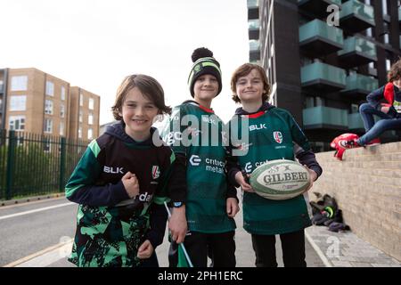 Les fans irlandais de Londres se tournent vers la caméra lors du match Gallagher Premiership entre London Irish et Northampton Saints au Gtech Community Stadium, Brentford, le samedi 25th mars 2023. (Photo: Federico Guerra Maranesi | MI News) Credit: MI News & Sport /Alamy Live News Banque D'Images