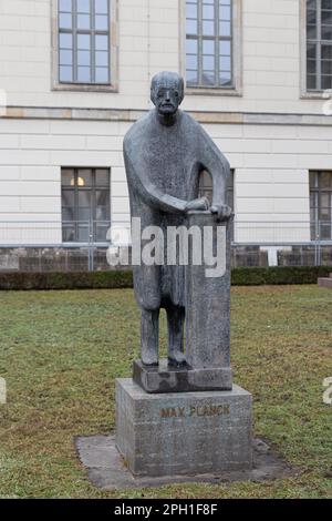 BERLIN, ALLEMAGNE-23 DÉCEMBRE 2022 : statue de Max Planck de Bernhard Heiliger à l'Université Humboldt de Berlin Banque D'Images