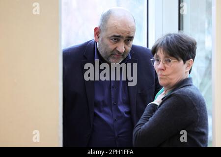 25 mars 2023, Schleswig-Holstein, Neumünster: Omid Nouripur (l), président fédéral de Bündnis 90/Die Grünen, et Monika Heinold, ministre des Finances du Schleswig-Holstein, sont en conversation lors de la conférence du parti d'Etat du Parti Vert du Schleswig-Holstein. Pour les élections locales sur 14 mai 2023, les Verts visent la deuxième place à l'échelle de l'État. À Neumünster, ils discuteront de divers sujets, de la transition énergétique à la mobilité et des demandes d'interdiction des pétards. Photo: Frank Molter/dpa Banque D'Images