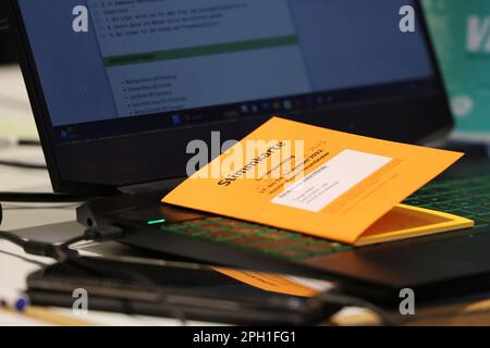 25 mars 2023, Schleswig-Holstein, Neumünster: Une carte de vote se trouve sur un ordinateur à la conférence du parti d'Etat du Parti Vert du Schleswig-Holstein. Les Verts cherchent la deuxième place dans l'État pour les élections locales sur 14 mai 2023. À Neumünster, ils discutent de divers sujets allant de la transition énergétique et de la mobilité aux demandes d'interdiction des pétards. Photo: Frank Molter/dpa Banque D'Images
