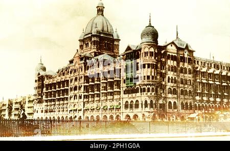 Surplombant la mer d'Arabie, il s'agit de l'imposant Taj Mahal Palace Hotel à Bombay, aujourd'hui Mumbai. L'hôtel a été construit par les architectes indiens Roasaheb Vaidya et DN Mirza en 1898 et ouvert en 1903 pour seulement 17 personnes. Pendant la première Guerre mondiale, l'hôtel est devenu un hôpital. En 1947, Lord Mountbatten a annoncé l'indépendance indienne de l'hôtel par rapport à la Grande-Bretagne. Histoire plus récente l'hôtel a été visité par le grand et le bon de Queens et présidents, au cinéma et les stars de la pop. Banque D'Images