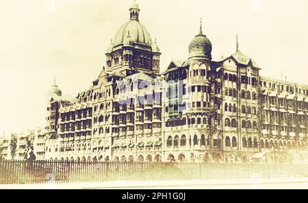 Surplombant la mer d'Arabie, il s'agit de l'imposant Taj Mahal Palace Hotel à Bombay, aujourd'hui Mumbai. L'hôtel a été construit par les architectes indiens Roasaheb Vaidya et DN Mirza en 1898 et ouvert en 1903 pour seulement 17 personnes. Pendant la première Guerre mondiale, l'hôtel est devenu un hôpital. En 1947, Lord Mountbatten a annoncé l'indépendance indienne de l'hôtel par rapport à la Grande-Bretagne. Histoire plus récente l'hôtel a été visité par le grand et le bon de Queens et présidents, au cinéma et les stars de la pop. Banque D'Images