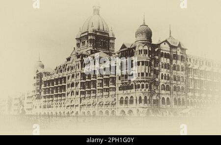 Surplombant la mer d'Arabie, il s'agit de l'imposant Taj Mahal Palace Hotel à Bombay, aujourd'hui Mumbai. L'hôtel a été construit par les architectes indiens Roasaheb Vaidya et DN Mirza en 1898 et ouvert en 1903 pour seulement 17 personnes. Pendant la première Guerre mondiale, l'hôtel est devenu un hôpital. En 1947, Lord Mountbatten a annoncé l'indépendance indienne de l'hôtel par rapport à la Grande-Bretagne. Histoire plus récente l'hôtel a été visité par le grand et le bon de Queens et présidents, au cinéma et les stars de la pop. Banque D'Images